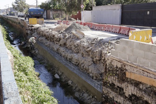 RECONSTRUÇÃO DE TALUDE NA AVENIDA JOÃO ARRAIS SERÓDIO FILHO SERÁ CONCLUÍDA NOS PRÓXIMOS DIAS